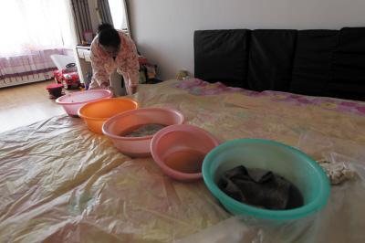 新野楼上漏水，住户失联，小区没物管，业主维权难！律师来支招……